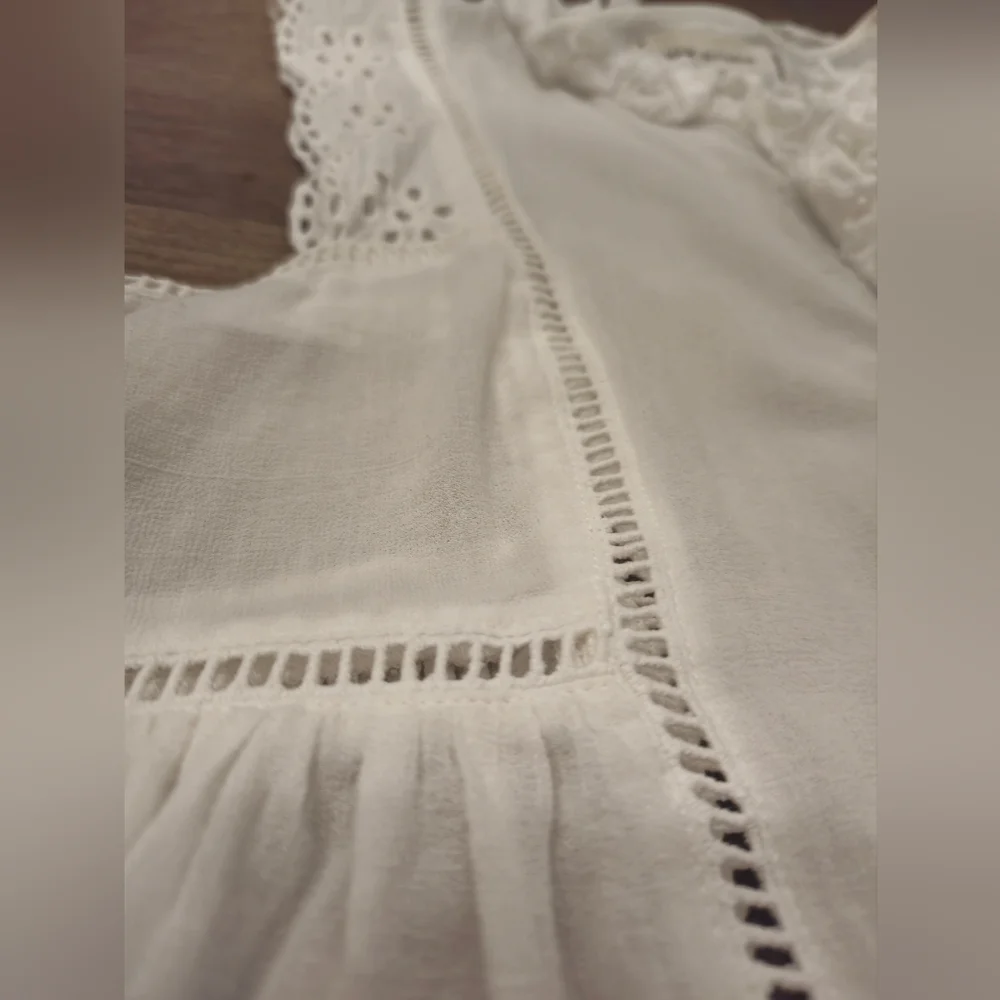 Max Studio London White Eyelet Sleeveless Blouse - Picture 7 of 11